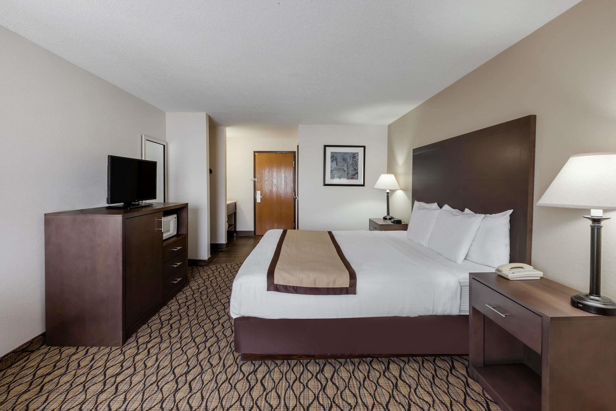 Hotel Baymont By Wyndham Auburn Exterior foto