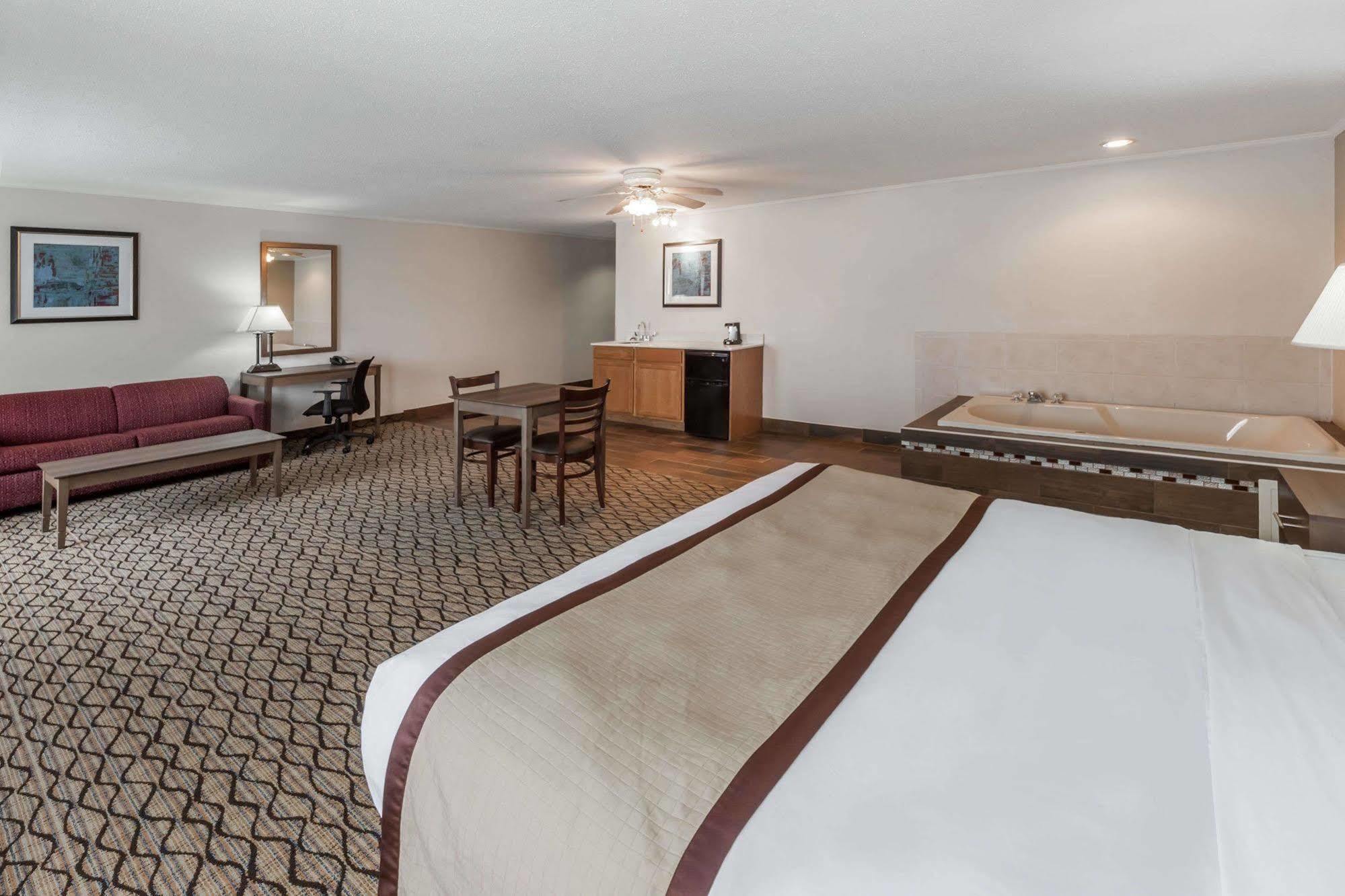 Hotel Baymont By Wyndham Auburn Exterior foto